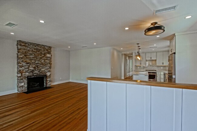 Building Photo - Completely Remodeled, Bright & Airy 3BR2BA...