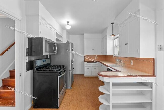 Building Photo - Three Bedroom Cape Cod with Yard in Highly...