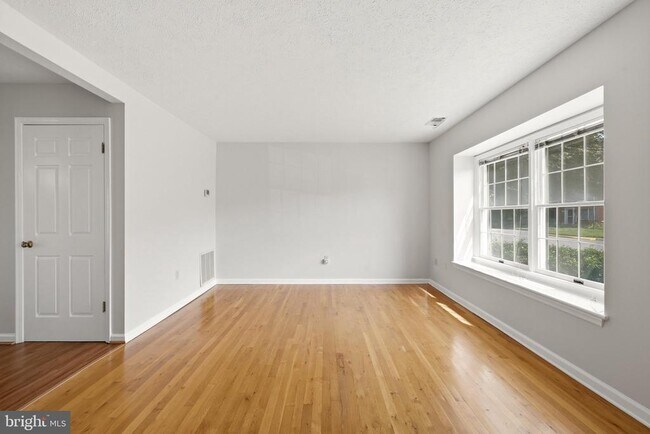 Building Photo - 504 Tudor Dr