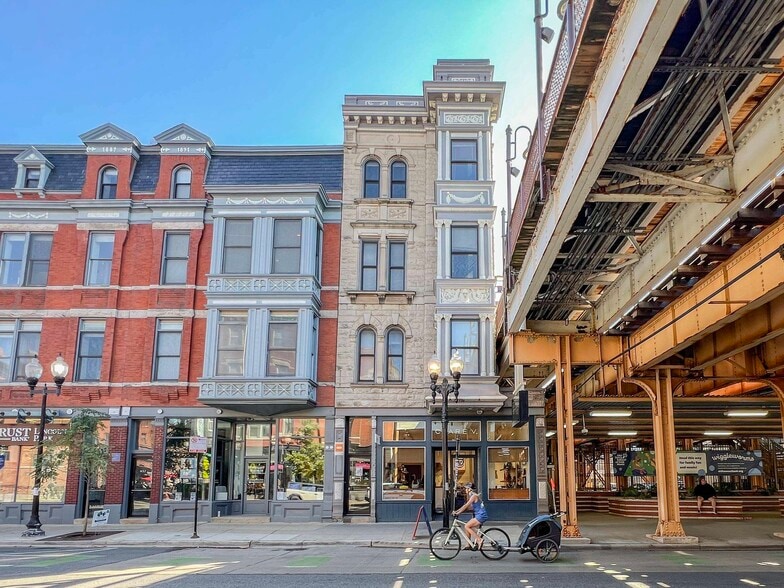 Building Photo - 939 W Armitage Ave