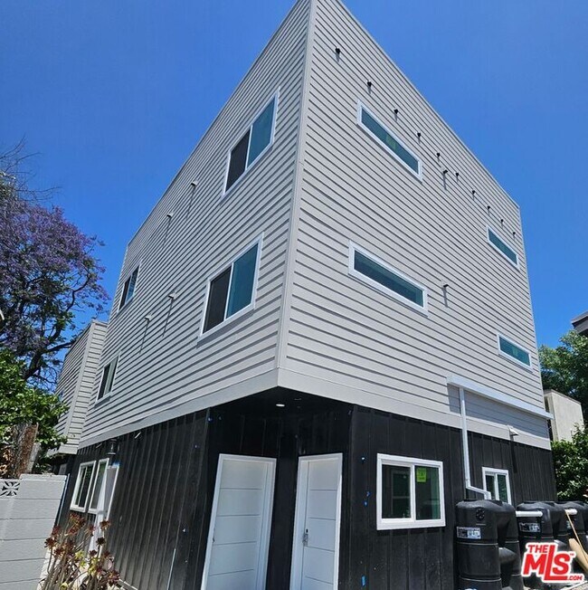 Building Photo - 11839 Runnymede St