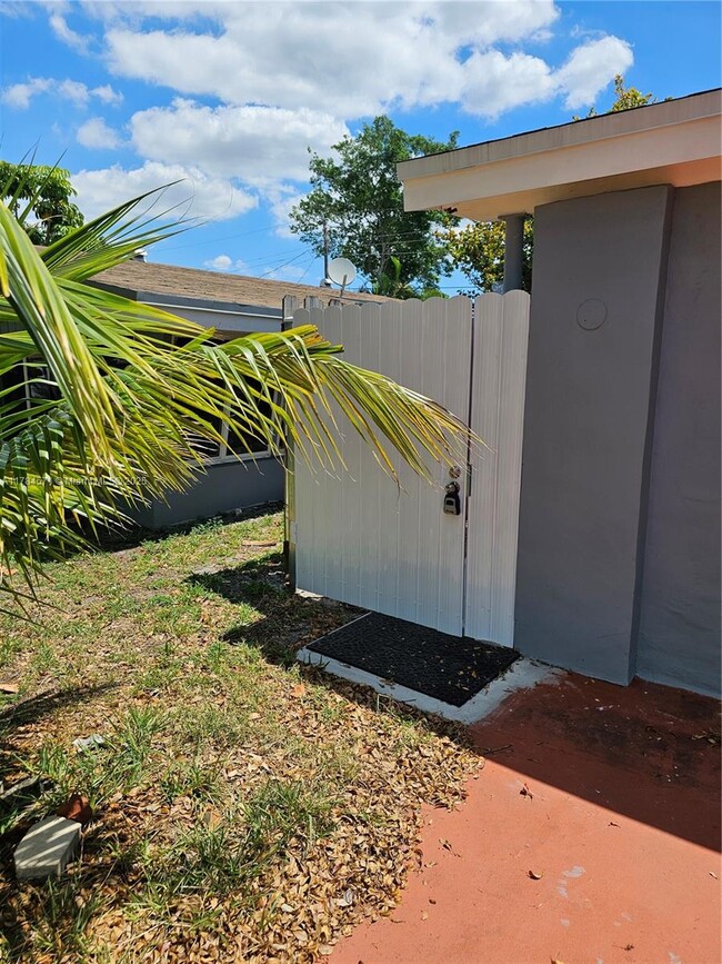 Building Photo - 2631 Gulfstream Dr