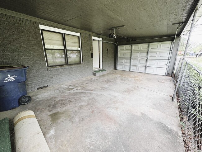 Building Photo - 3 Bedroom 1.5 Bath home w/fenced yard