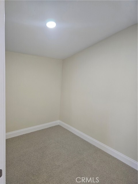 Building Photo - 2641 Valley View Ave