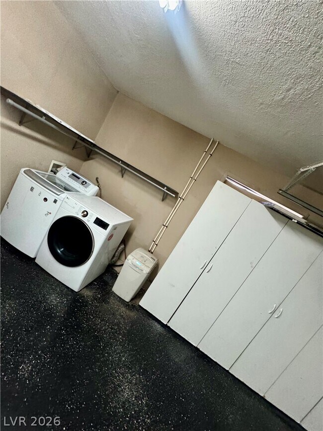 Building Photo - 6966 Pleasant View Ave