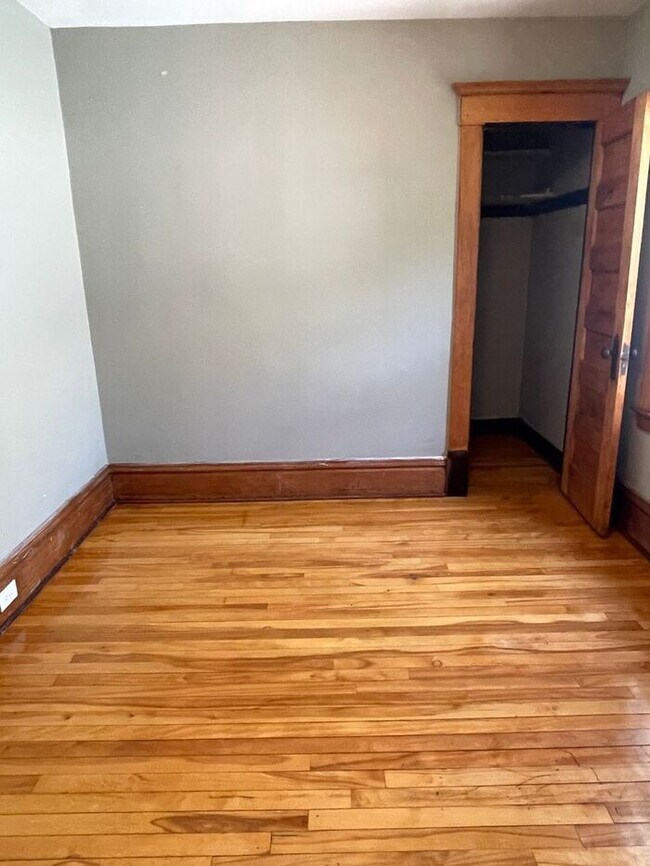 Building Photo - Upper Level Uptown Duplex, Hardwood Floors...