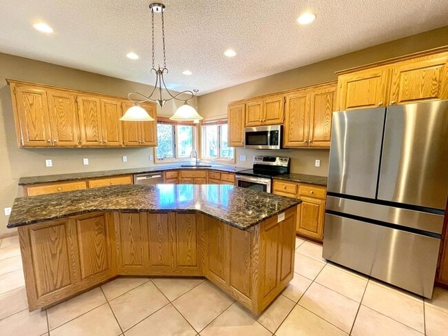 Building Photo - 640 S Park Ct