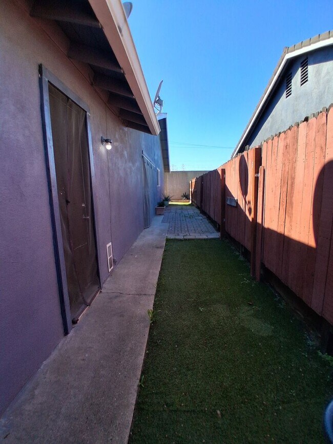 Building Photo - Thistlewood3505/3507