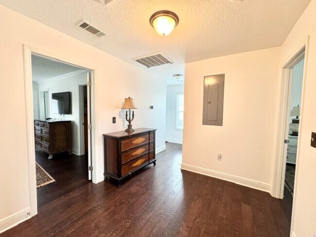 Building Photo - 104 Golf Villa Dr