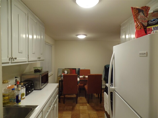 Building Photo - 170 Jervis Ave