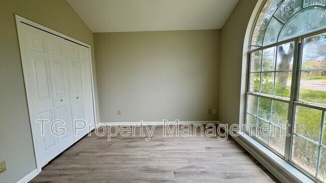 Building Photo - 8943 Country Bend Cir N