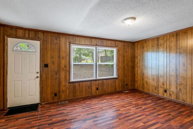 Building Photo - Home off Freeman Mill, Living Room Plus De...