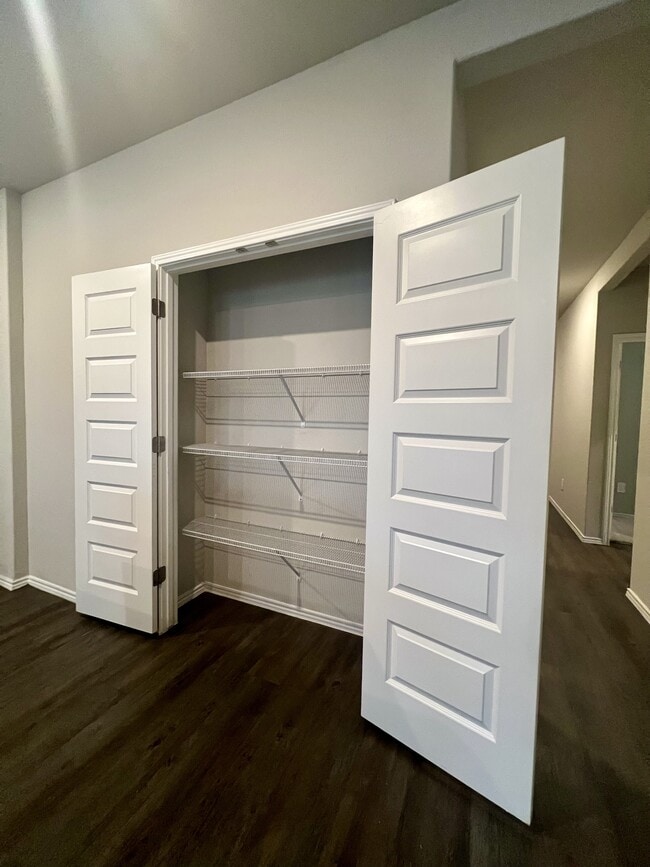 Building Photo - 596 Jennifer Wy