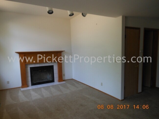 Building Photo - Large 3 Bedroom Home in Great Ridgetop Loc...