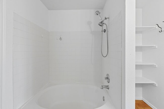 Building Photo - 617 Riverway Ln