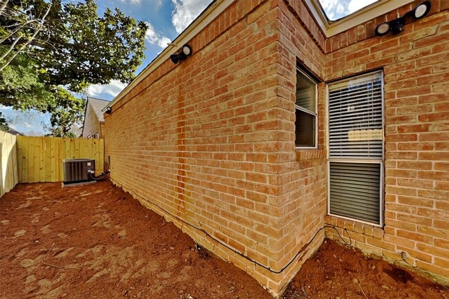 Building Photo - 2127 Jamara Ln