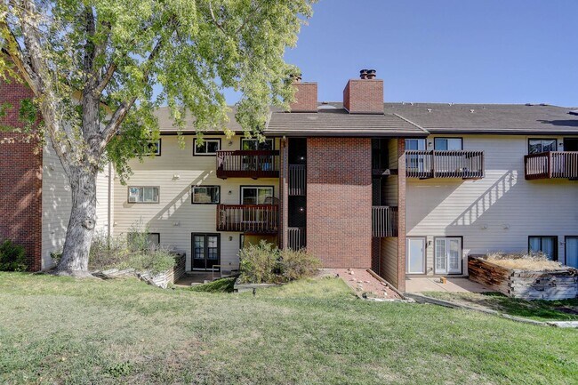 Building Photo - Penthouse level condo with views of canal and trail!