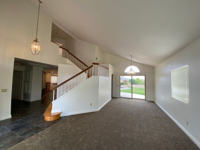 Building Photo - Gorgeous 4 Bedroom, 3 bathroom Home with private Pool!