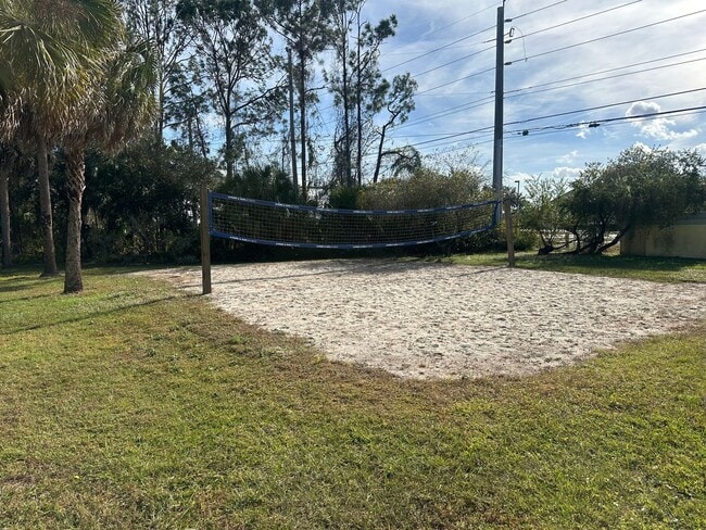 Building Photo - Spacious 3 bedroom condo, perfectly located near shopping & attractions!