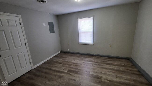 Building Photo - 336 W 6th St