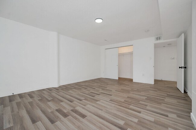 Building Photo - 2642-2642 S 800 E