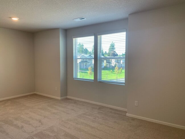 Building Photo - 4 BED/2.5 BATH PLUS A HUGE BONUS ROOM! HIGH END FINISHES! LARGE FENCED BACKYARD !