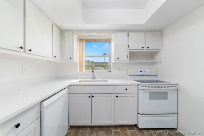 Building Photo - 2567 Dudley Dr E
