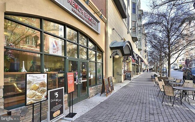 Building Photo - 118 Monroe St