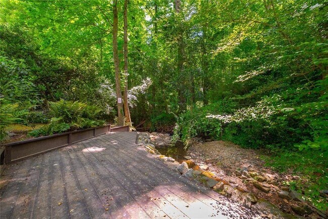 Building Photo - 445 Forest Hills Dr