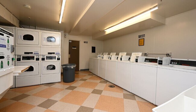 Building Photo - 675 Grove Terrace