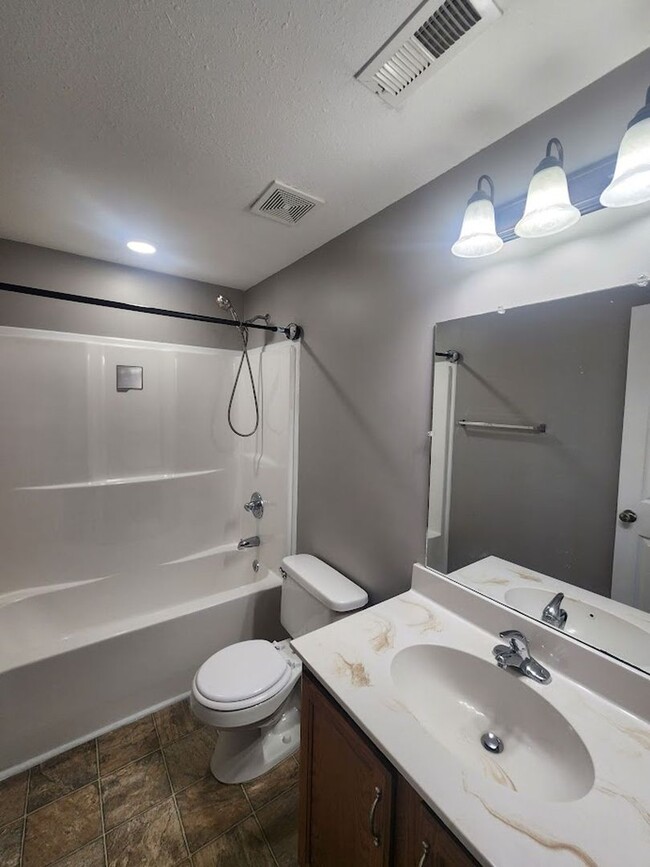 Building Photo - $2500 - 5 Bedrooms 3 Baths + Bonus Room