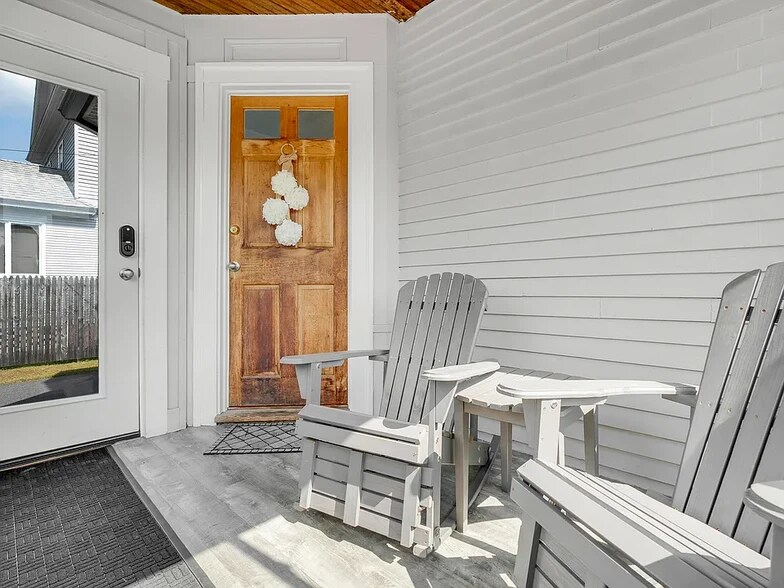 Building Photo - 10 W Elm St