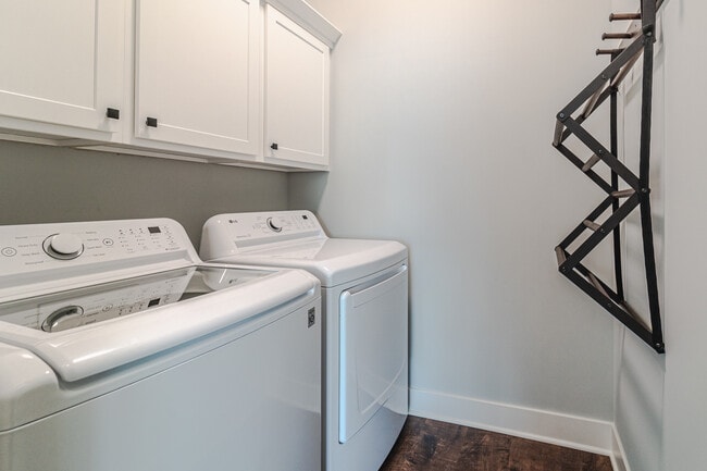 Building Photo - 5070 Ranchview Ln N