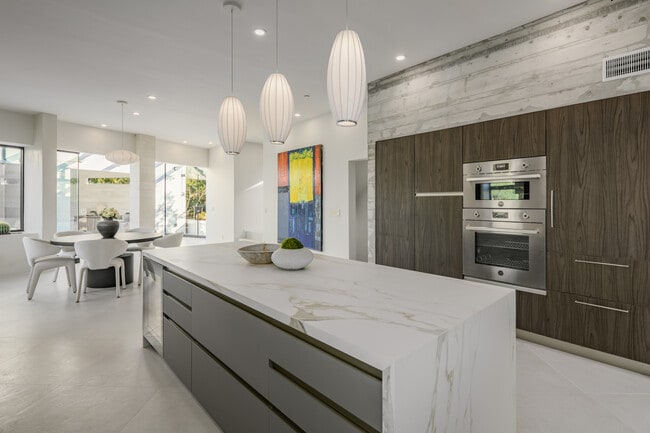 Building Photo - 8896 Lookout Mountain Ave