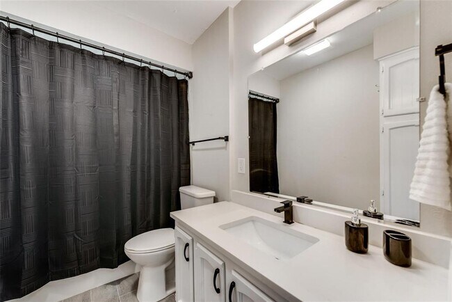 Building Photo - 15819 El Estado Dr