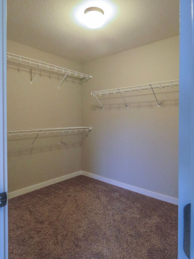 Building Photo - 5 Bedroom 3 Bathroom home available in New...