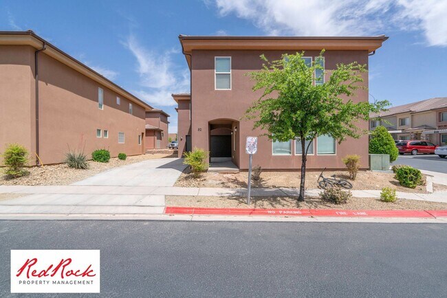 Building Photo - DOG-FRIENDLY 4 Bedroom Townhome with INTERNET INCLUDED!