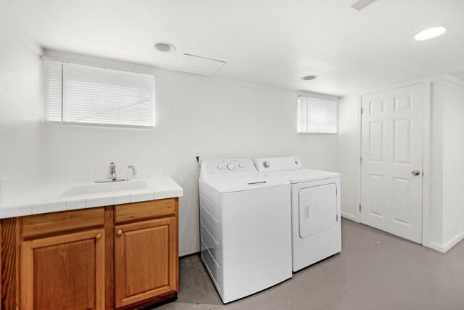 Building Photo - Two Bed 2 Bath Single Family Home Close to...