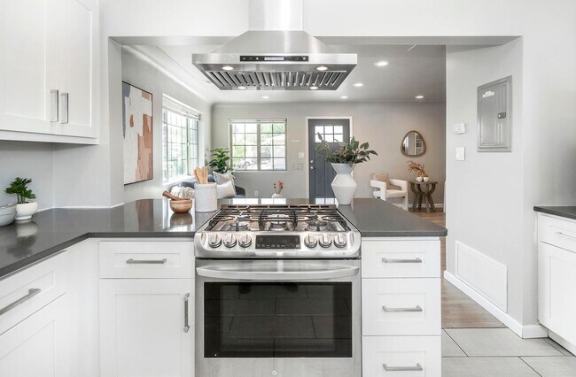 Building Photo - SLOAN'S LAKE: 2-BEDROOM 1 BATH WITH HIGH-END FINISHES