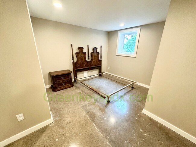 Building Photo - Huge Gorgeous 5 Bedroom 4 Bath Unit in SW ...