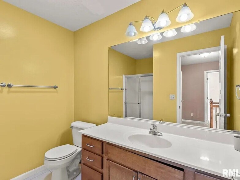 Building Photo - 11217 North Oakwood Drive