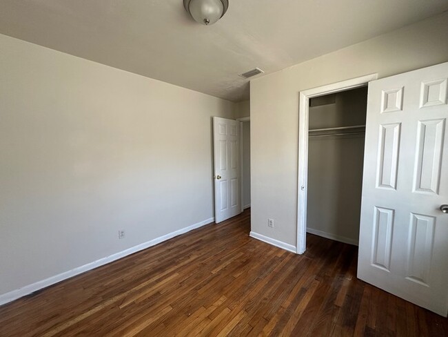 Building Photo - Cozy 3 Bedroom Home in Mid-Westside Jacksonville - Available Now!