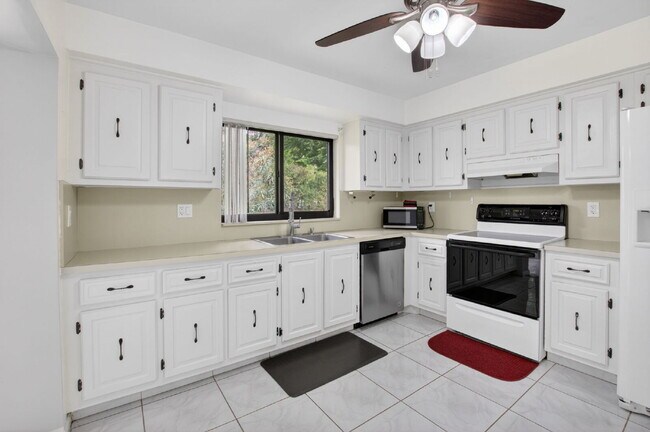 Building Photo - "Spacious 2-Bed, 2-Bath Boynton Beach Gem with Modern Granite Elegance – 1400 Sq Ft!"