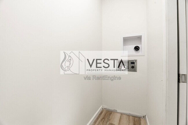 Building Photo - 9 Rolos Wy