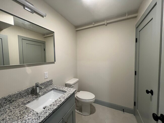 Building Photo - 160 Seabury St