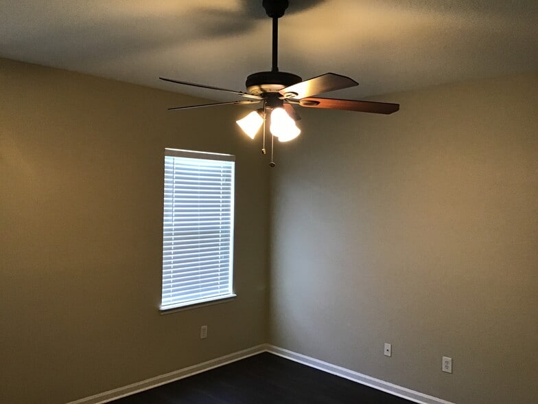 Building Photo - 671 Southland Ln