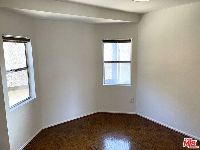 Building Photo - 1083 1/2 W Kensington Rd