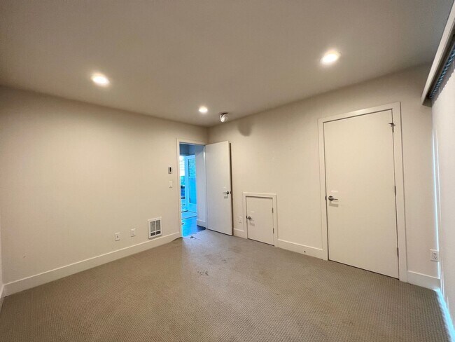 Building Photo - 9224 35th Ave SW