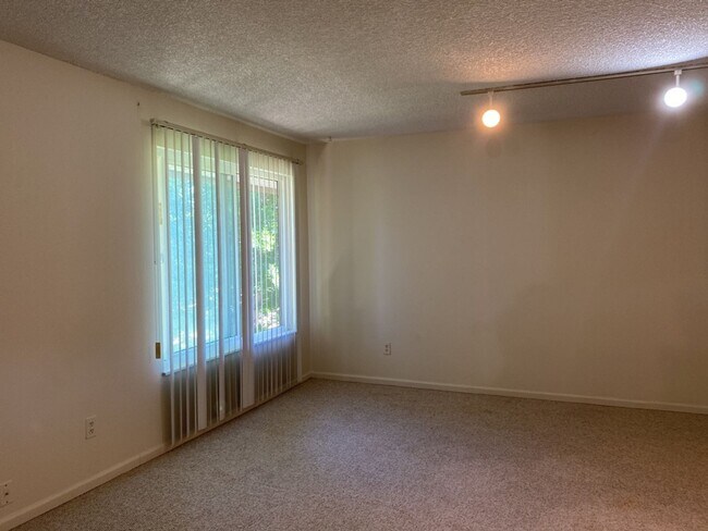 Building Photo - 1705 Heatheridge Rd