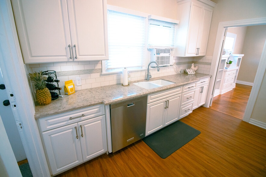 Kitchen - 233 Avenue E